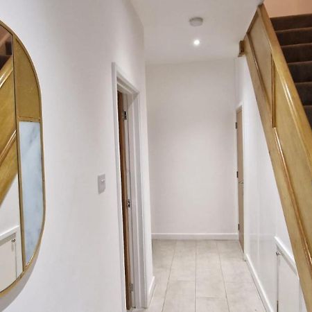 Shm Stays Leicester. Newly Renovated!! 15 Min Drive From City Centre, University. 9 Min Drive To Leicester City Stadium, 5 Min Drive To M1 & M69. 2 Min Walk To Bus Stop. Dış mekan fotoğraf