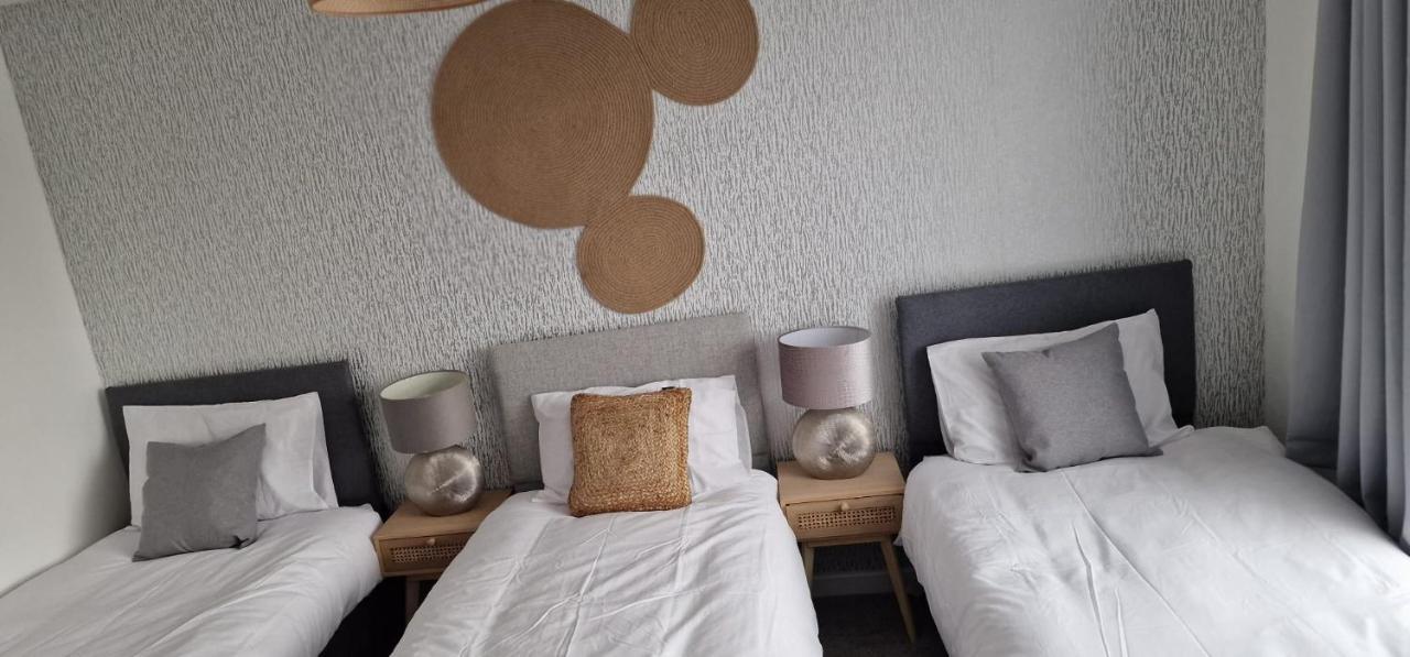 Shm Stays Leicester. Newly Renovated!! 15 Min Drive From City Centre, University. 9 Min Drive To Leicester City Stadium, 5 Min Drive To M1 & M69. 2 Min Walk To Bus Stop. Dış mekan fotoğraf