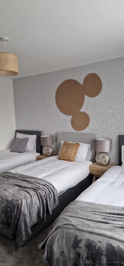 Shm Stays Leicester. Newly Renovated!! 15 Min Drive From City Centre, University. 9 Min Drive To Leicester City Stadium, 5 Min Drive To M1 & M69. 2 Min Walk To Bus Stop. Dış mekan fotoğraf