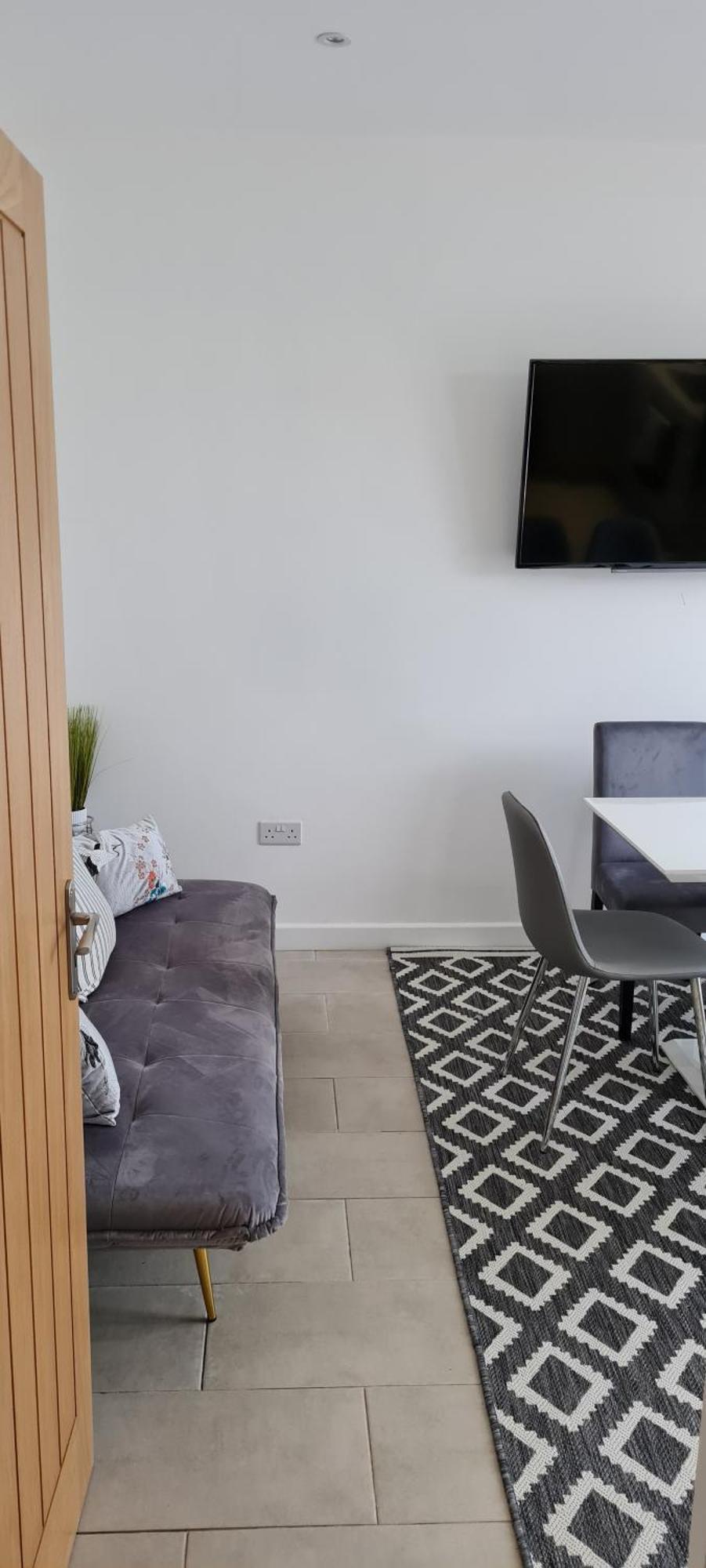 Shm Stays Leicester. Newly Renovated!! 15 Min Drive From City Centre, University. 9 Min Drive To Leicester City Stadium, 5 Min Drive To M1 & M69. 2 Min Walk To Bus Stop. Dış mekan fotoğraf